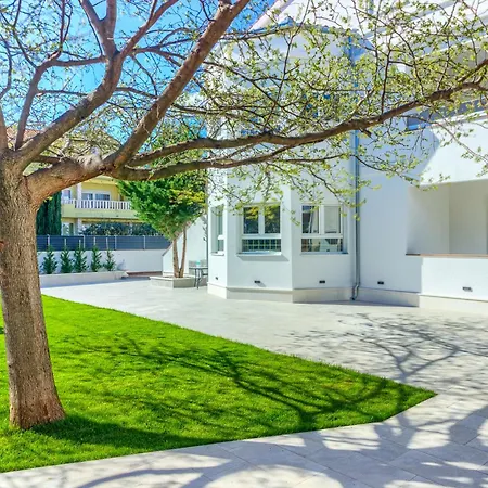 Villa Danica With Heated Pool And Jacuzzi-2